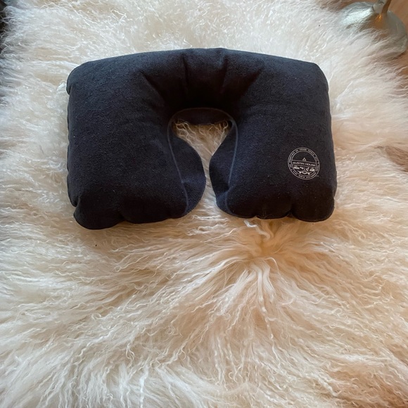 EUC like new Austin House deluxe Plush Travel Pillow for Adults!! - Picture 3 of 5